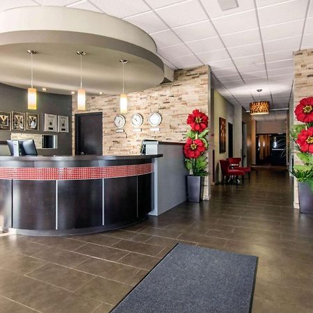 Econo Lodge Inn & Suites Saint Apollinaire Εξωτερικό φωτογραφία