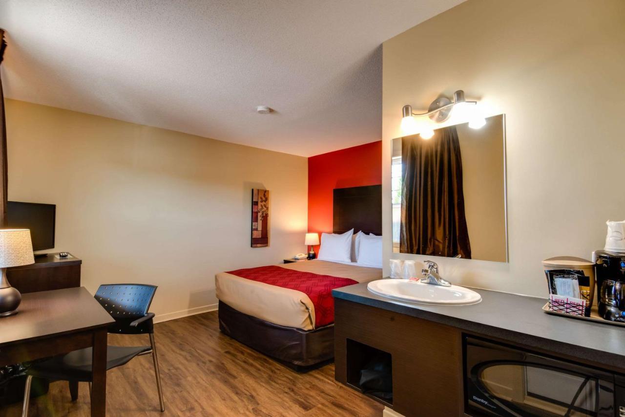 Econo Lodge Inn & Suites Saint Apollinaire Εξωτερικό φωτογραφία