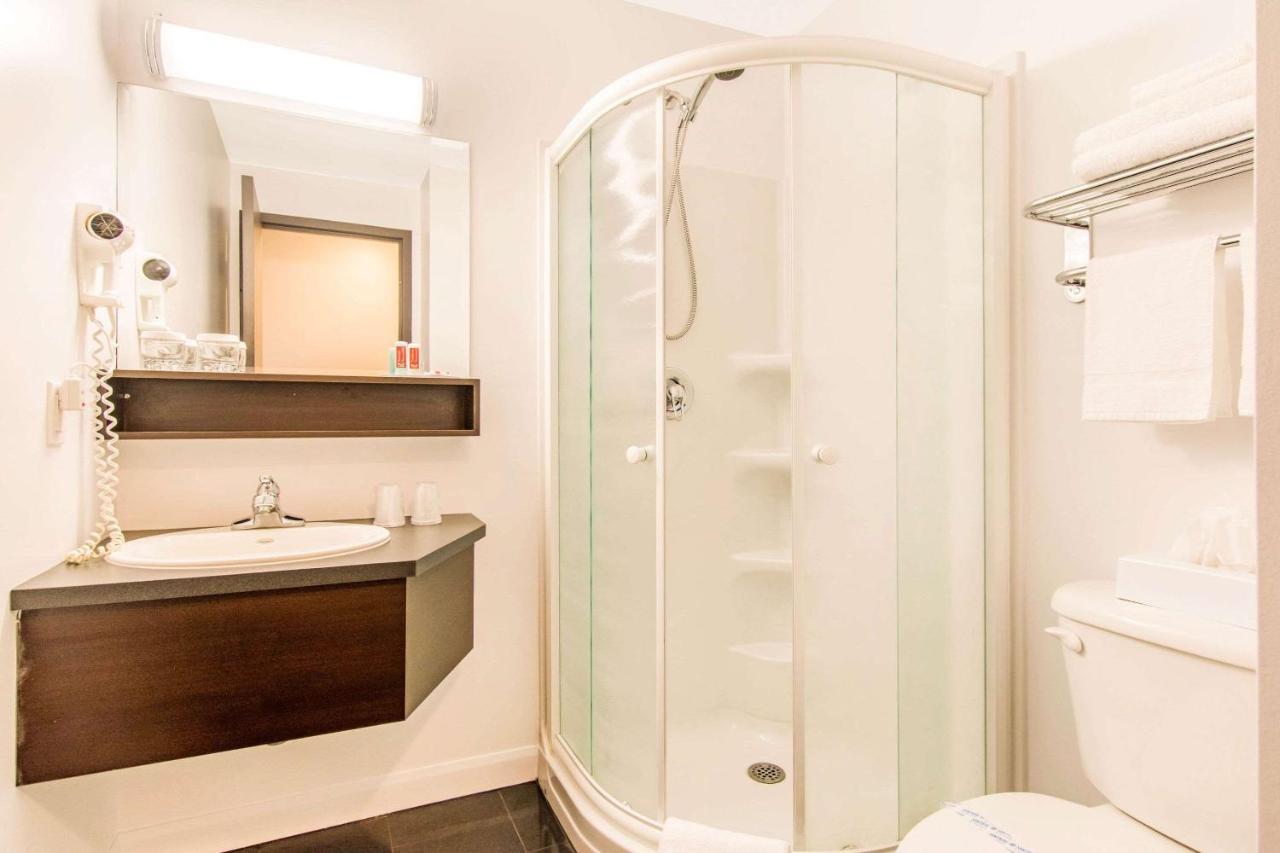 Econo Lodge Inn & Suites Saint Apollinaire Εξωτερικό φωτογραφία