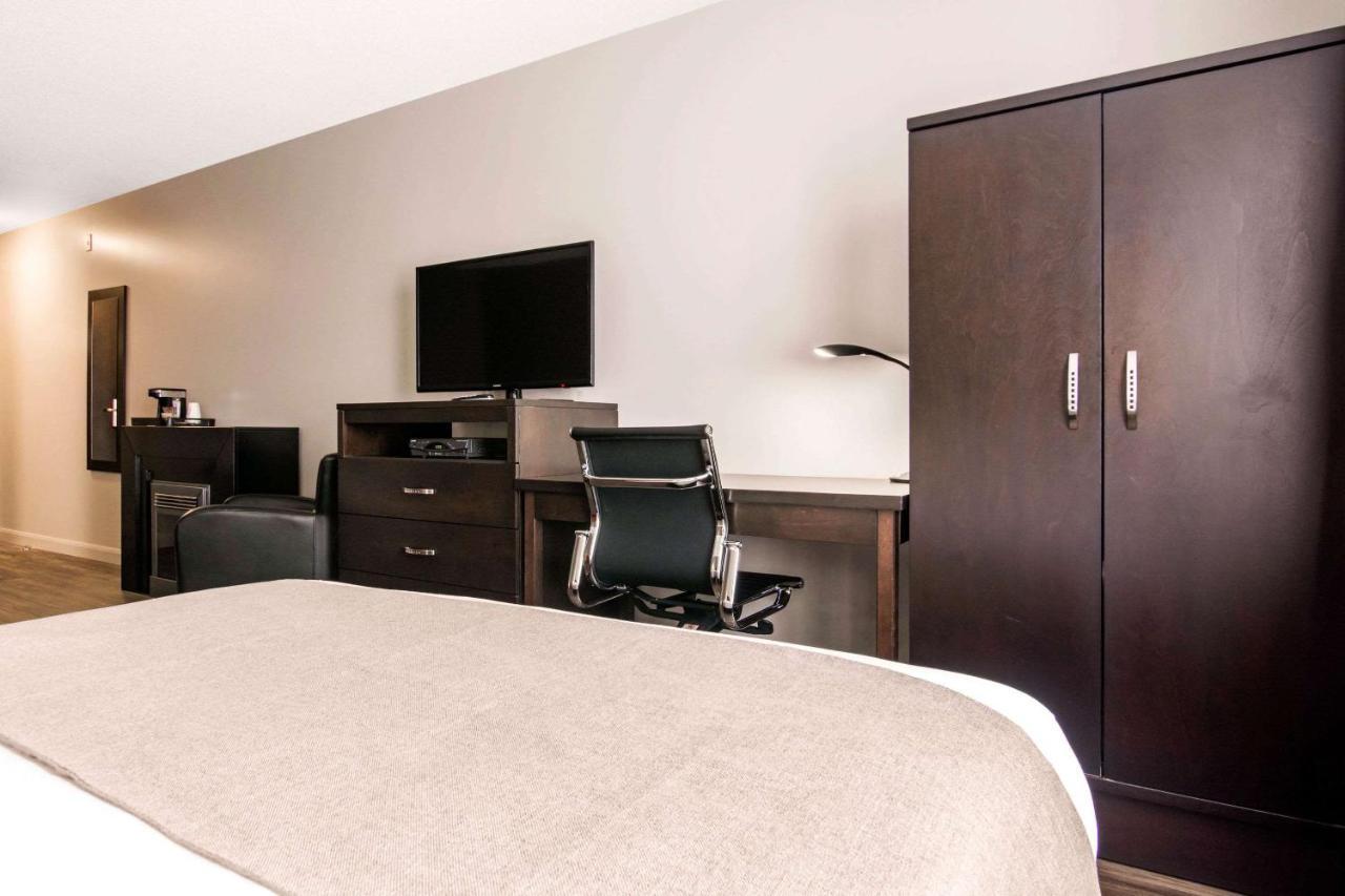Econo Lodge Inn & Suites Saint Apollinaire Εξωτερικό φωτογραφία
