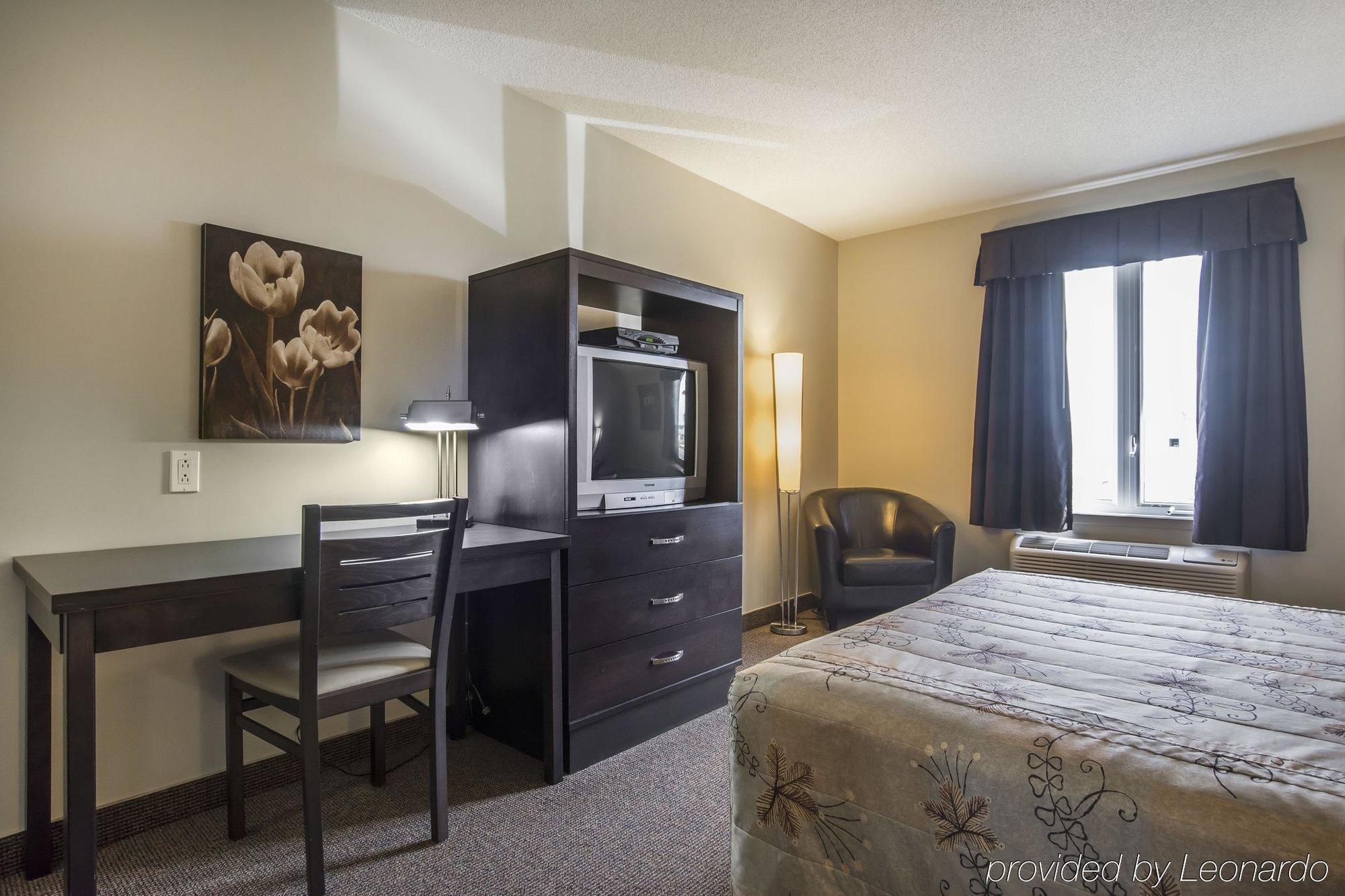 Econo Lodge Inn & Suites Saint Apollinaire Εξωτερικό φωτογραφία