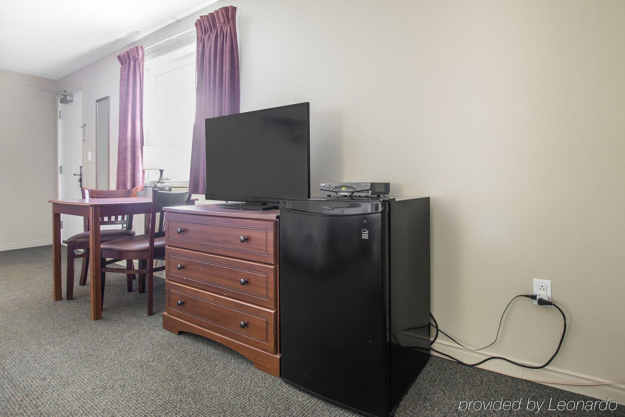 Econo Lodge Inn & Suites Saint Apollinaire Εξωτερικό φωτογραφία