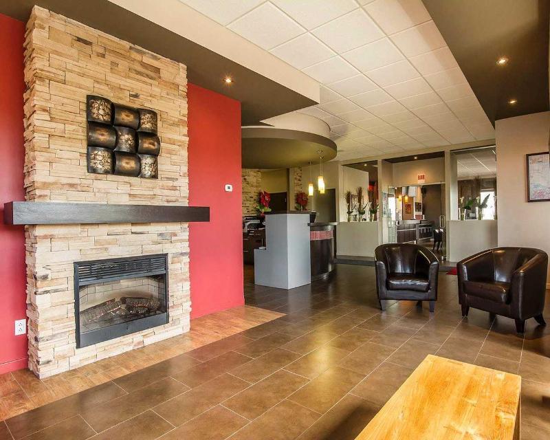 Econo Lodge Inn & Suites Saint Apollinaire Εξωτερικό φωτογραφία