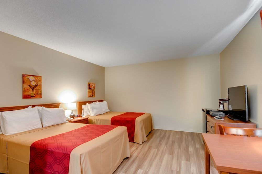 Econo Lodge Inn & Suites Saint Apollinaire Εξωτερικό φωτογραφία