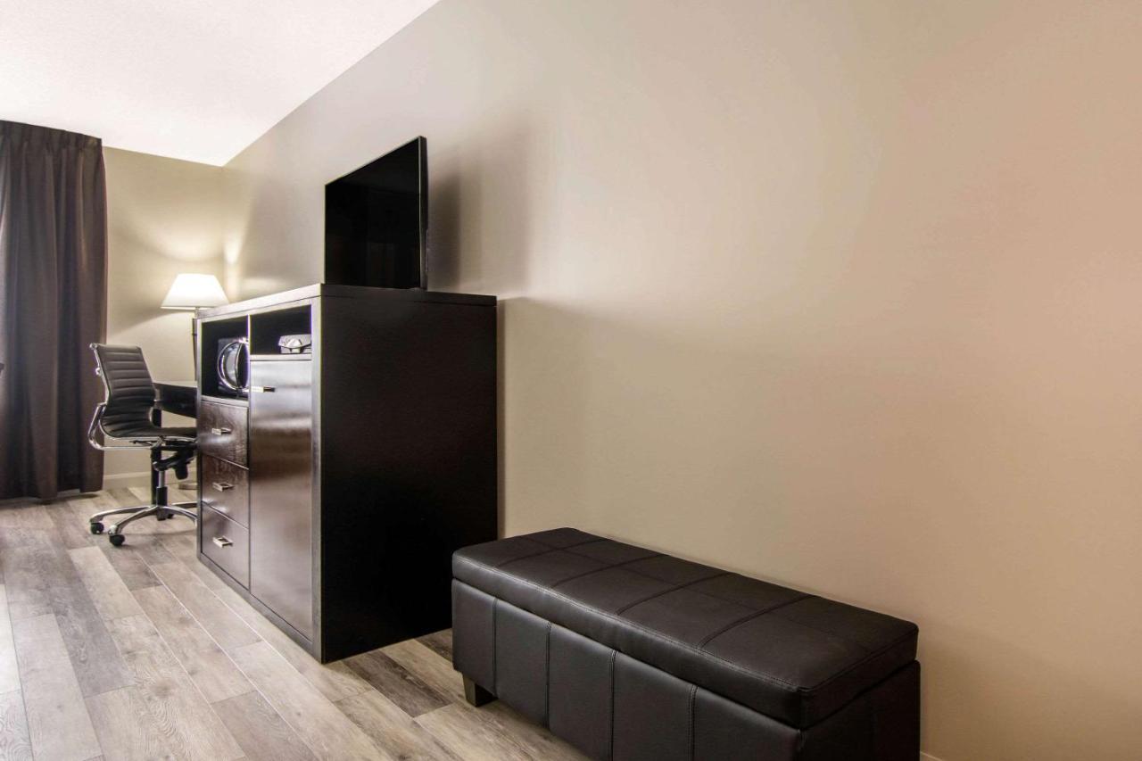 Econo Lodge Inn & Suites Saint Apollinaire Εξωτερικό φωτογραφία