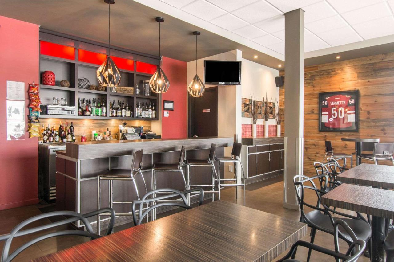 Econo Lodge Inn & Suites Saint Apollinaire Εξωτερικό φωτογραφία