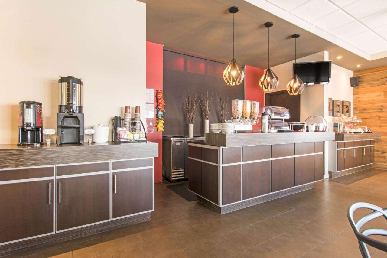 Econo Lodge Inn & Suites Saint Apollinaire Εξωτερικό φωτογραφία