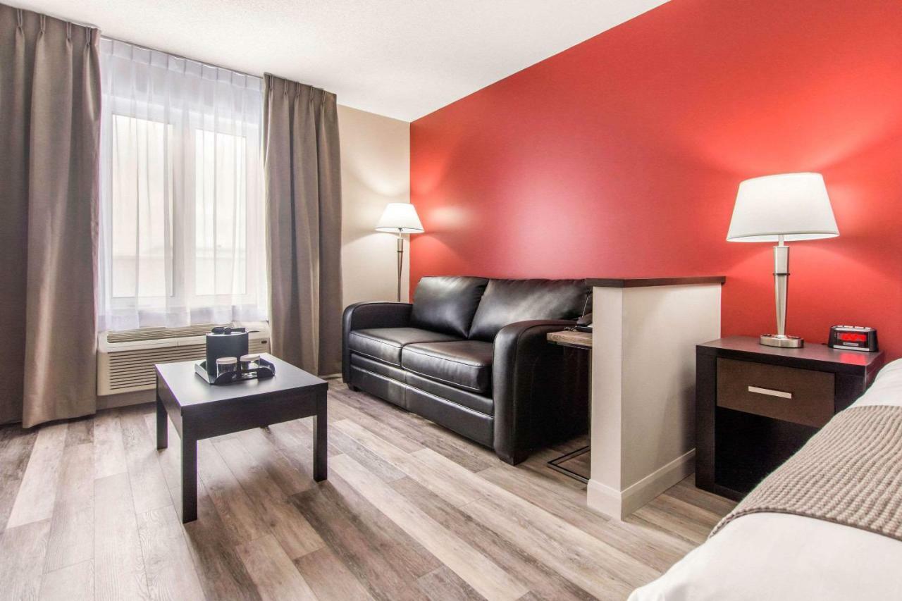 Econo Lodge Inn & Suites Saint Apollinaire Εξωτερικό φωτογραφία